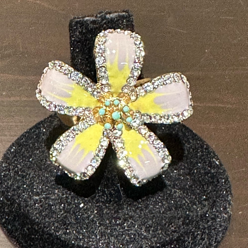 Beautiful beige-yellow flower ring with rhinestones approx size 6